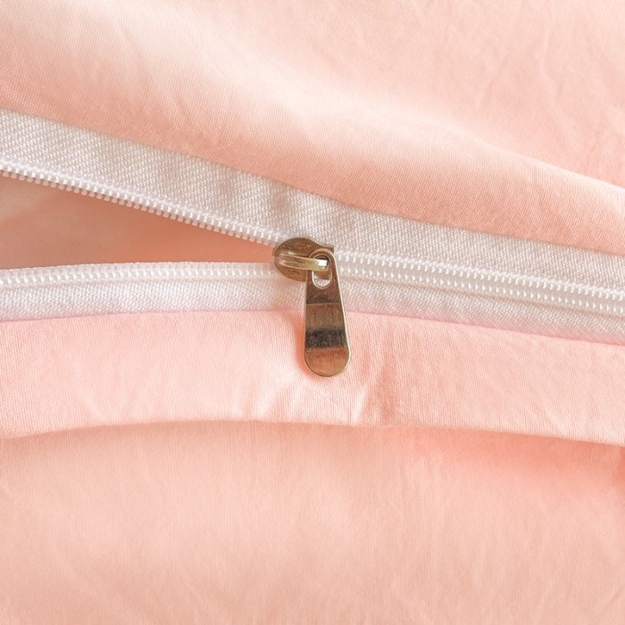 91家纺网 家纺一手货源 找家纺 泉欣2024新款水洗亲肤棉大版绣花四件套（专版花型）猪猪系列 萌小猪-奶黄粉