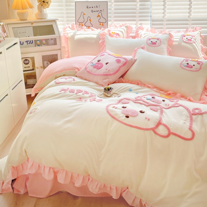 91家纺网 家纺一手货源 找家纺 泉欣2024新款水洗亲肤棉大版绣花四件套（专版花型）猪猪系列 萌小猪-奶黄粉