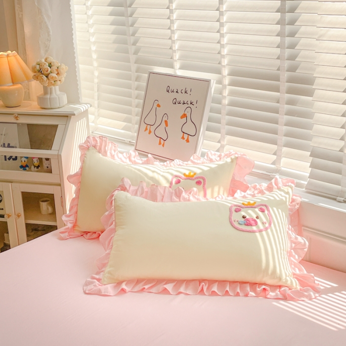 91家纺网 家纺一手货源 找家纺 泉欣2024新款水洗亲肤棉大版绣花四件套（专版花型）猪猪系列 萌小猪-奶黄粉