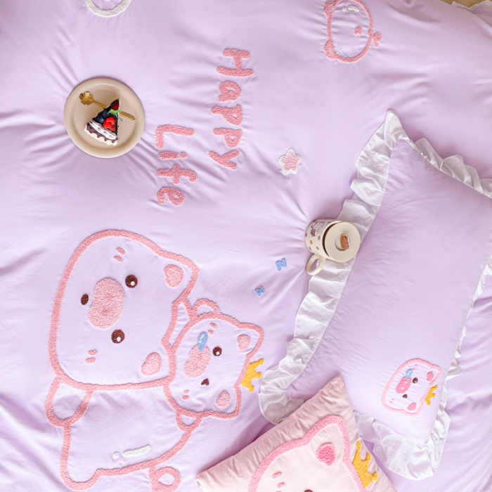 91家纺网 家纺一手货源 找家纺 泉欣2024新款水洗亲肤棉大版绣花四件套（专版花型）猪猪系列 萌小猪-香芋紫