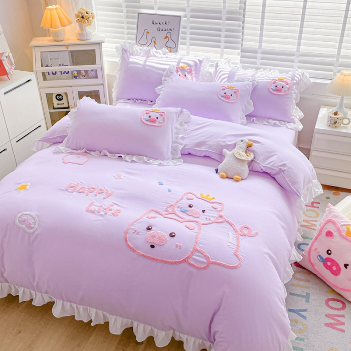 91家纺网 家纺一手货源 找家纺 泉欣2024新款水洗亲肤棉大版绣花四件套（专版花型）猪猪系列 萌小猪-香芋紫