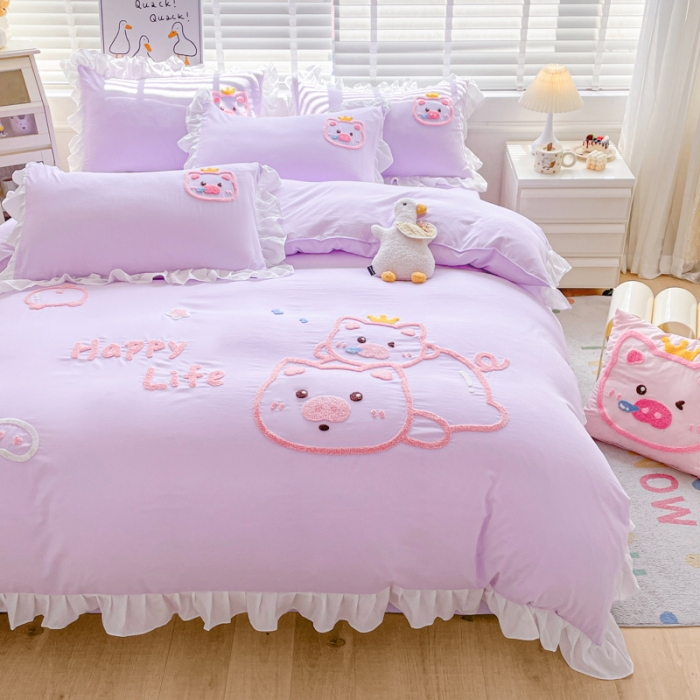 91家纺网 家纺一手货源 找家纺 泉欣2024新款水洗亲肤棉大版绣花四件套（专版花型）猪猪系列 萌小猪-香芋紫