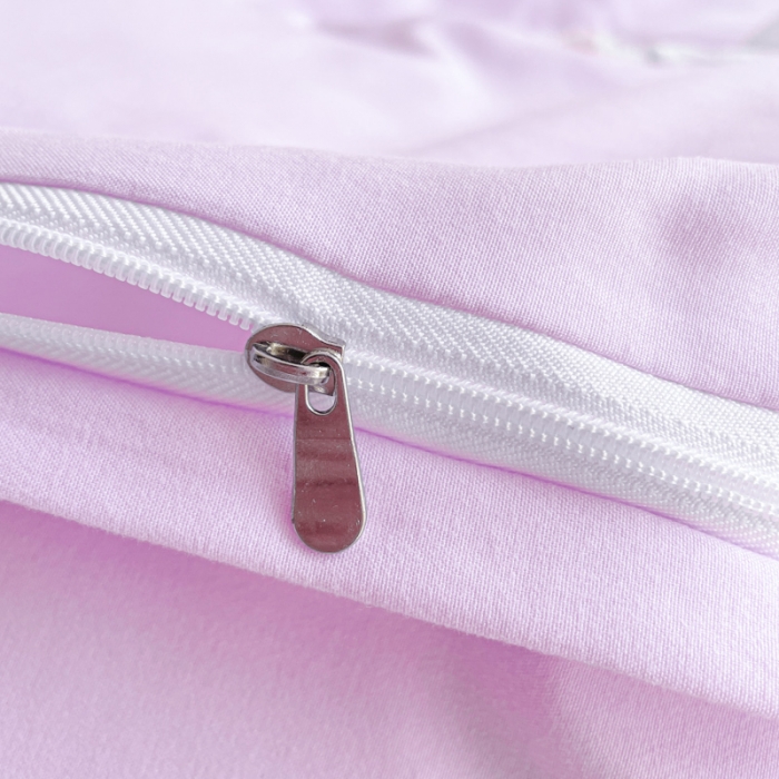 91家纺网 家纺一手货源 找家纺 泉欣2024新款水洗亲肤棉大版绣花四件套（专版花型）猪猪系列 萌小猪-香芋紫