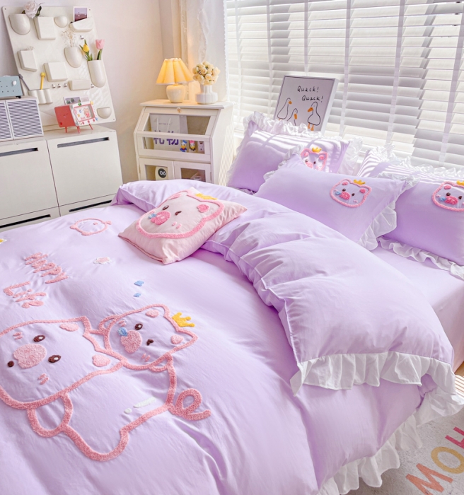 91家纺网 家纺一手货源 找家纺 泉欣2024新款水洗亲肤棉大版绣花四件套（专版花型）猪猪系列 萌小猪-香芋紫