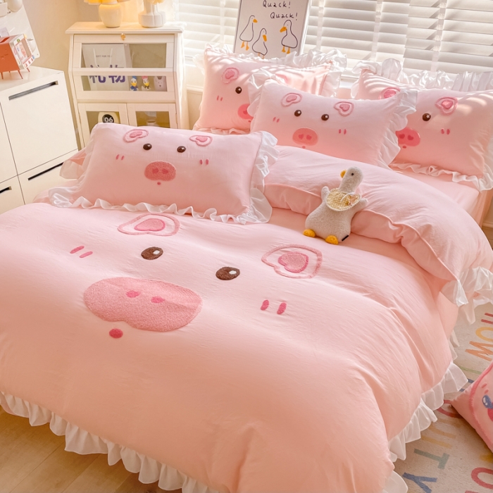 91家纺网 家纺一手货源 找家纺 泉欣2024新款水洗亲肤棉大版绣花四件套（专版花型）猪猪系列 猪宝贝-粉玉