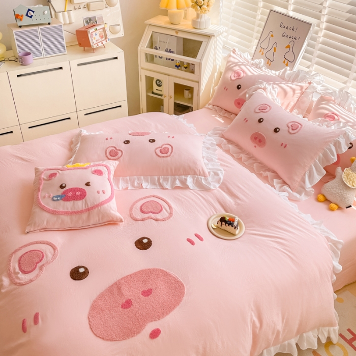 91家纺网 家纺一手货源 找家纺 泉欣2024新款水洗亲肤棉大版绣花四件套（专版花型）猪猪系列 猪宝贝-粉玉