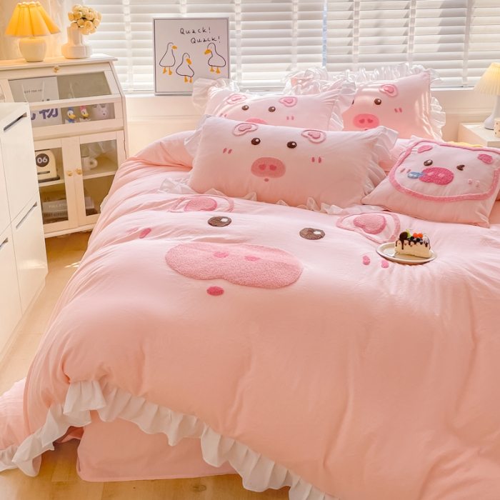 91家纺网 家纺一手货源 找家纺 泉欣2024新款水洗亲肤棉大版绣花四件套（专版花型）猪猪系列 猪宝贝-粉玉