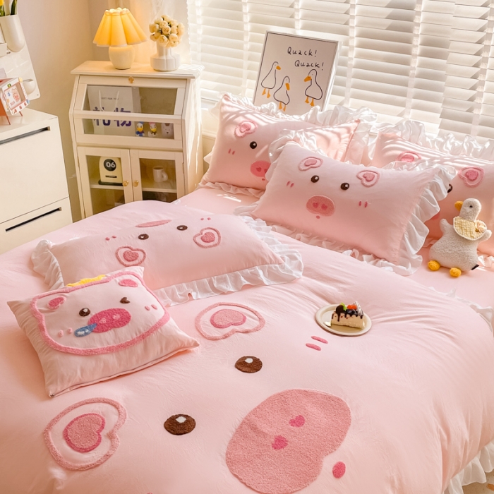 91家纺网 家纺一手货源 找家纺 泉欣2024新款水洗亲肤棉大版绣花四件套（专版花型）猪猪系列 猪宝贝-粉玉