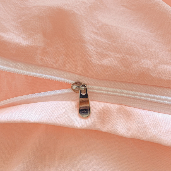 91家纺网 家纺一手货源 找家纺 泉欣2024新款水洗亲肤棉大版绣花四件套（专版花型）猪猪系列 猪宝贝-粉紫