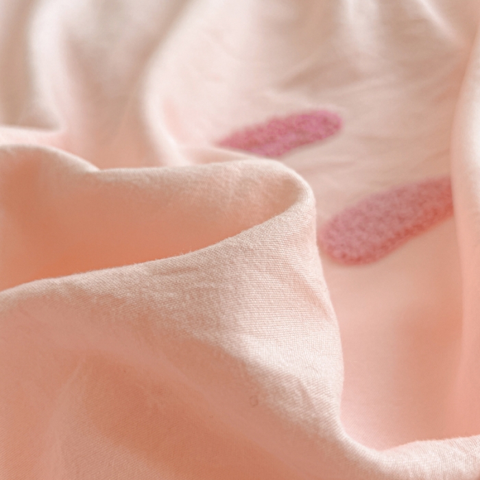 91家纺网 家纺一手货源 找家纺 泉欣2024新款水洗亲肤棉大版绣花四件套（专版花型）猪猪系列 猪宝贝-粉紫