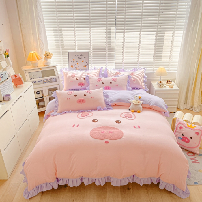 91家纺网 家纺一手货源 找家纺 泉欣2024新款水洗亲肤棉大版绣花四件套（专版花型）猪猪系列 猪宝贝-粉紫