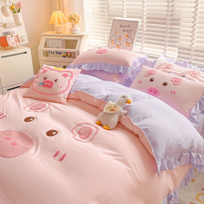 91家纺网 家纺一手货源 找家纺 泉欣2024新款水洗亲肤棉大版绣花四件套（专版花型）猪猪系列 猪宝贝-粉紫