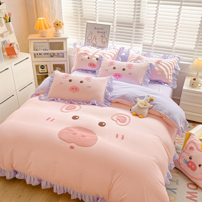 91家纺网 家纺一手货源 找家纺 泉欣2024新款水洗亲肤棉大版绣花四件套（专版花型）猪猪系列 猪宝贝-粉紫