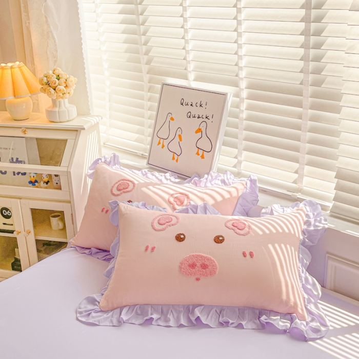 91家纺网 家纺一手货源 找家纺 泉欣2024新款水洗亲肤棉大版绣花四件套（专版花型）猪猪系列 猪宝贝-粉紫