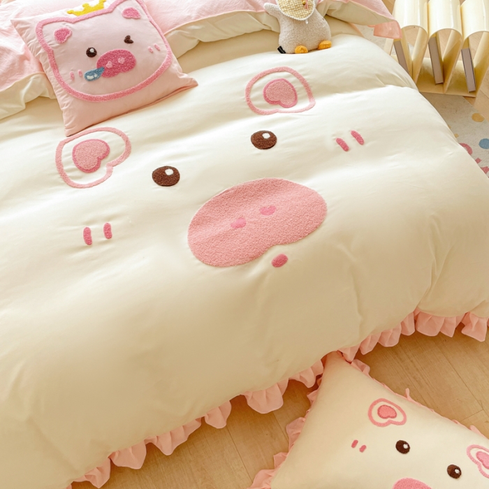 91家纺网 家纺一手货源 找家纺 泉欣2024新款水洗亲肤棉大版绣花四件套（专版花型）猪猪系列 猪宝贝-奶黄粉