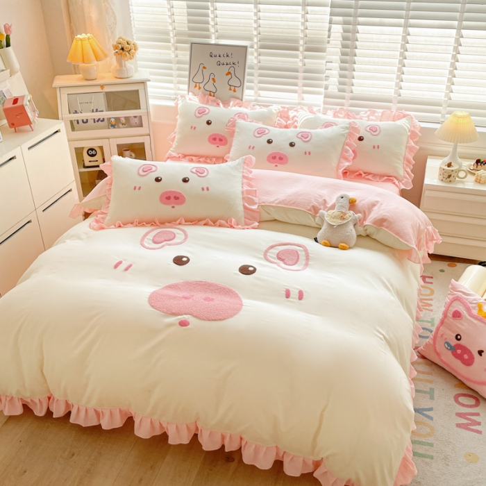 91家纺网 家纺一手货源 找家纺 泉欣2024新款水洗亲肤棉大版绣花四件套（专版花型）猪猪系列 猪宝贝-奶黄粉