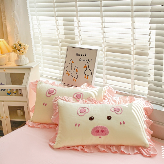 91家纺网 家纺一手货源 找家纺 泉欣2024新款水洗亲肤棉大版绣花四件套（专版花型）猪猪系列 猪宝贝-奶黄粉