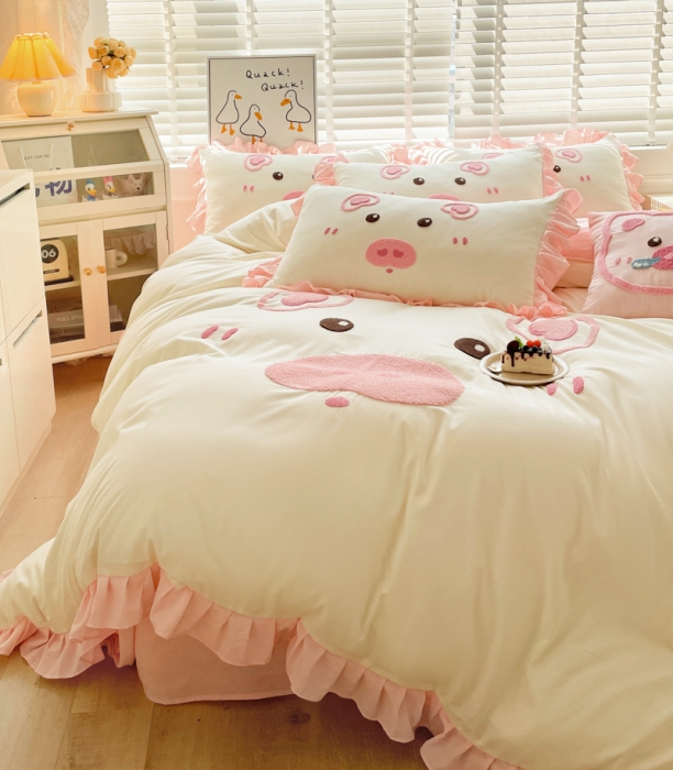 91家纺网 家纺一手货源 找家纺 泉欣2024新款水洗亲肤棉大版绣花四件套（专版花型）猪猪系列 猪宝贝-奶黄粉