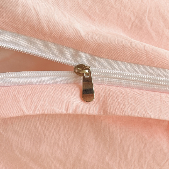 91家纺网 家纺一手货源 找家纺 泉欣2024新款水洗亲肤棉大版绣花四件套（专版花型）猪猪系列 猪宝贝-奶黄粉