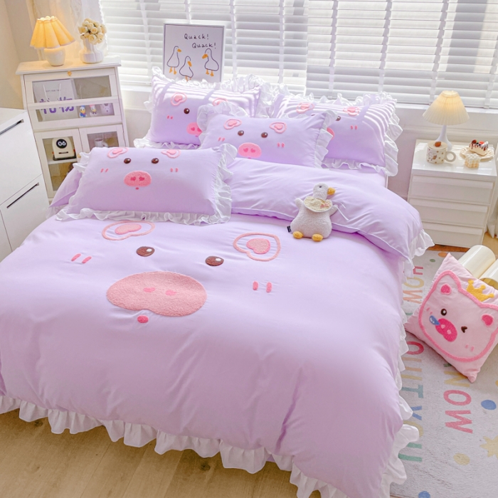 91家纺网 家纺一手货源 找家纺 泉欣2024新款水洗亲肤棉大版绣花四件套（专版花型）猪猪系列 猪宝贝-香芋紫