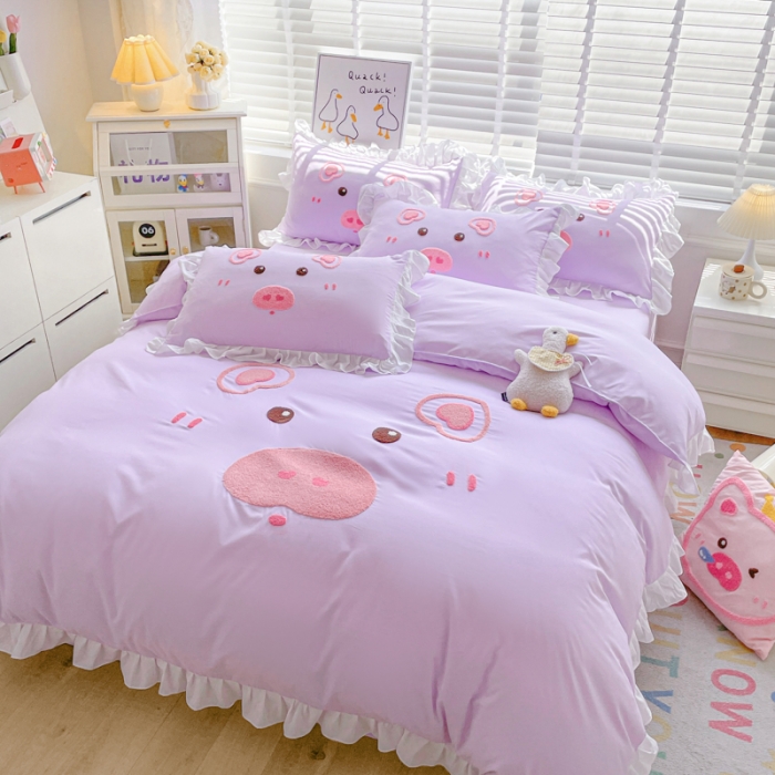 91家纺网 家纺一手货源 找家纺 泉欣2024新款水洗亲肤棉大版绣花四件套（专版花型）猪猪系列 猪宝贝-香芋紫