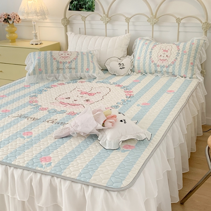 91家纺网 家纺一手货源 找家纺 昔可 2023新款第二批双层床裙乳胶三件套 可爱小清新风 蓝竖条萌萌兔