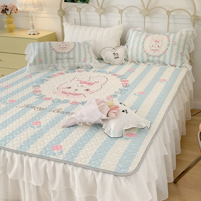 91家纺网 家纺一手货源 找家纺 昔可 2023新款第二批双层床裙乳胶三件套 可爱小清新风 蓝竖条萌萌兔