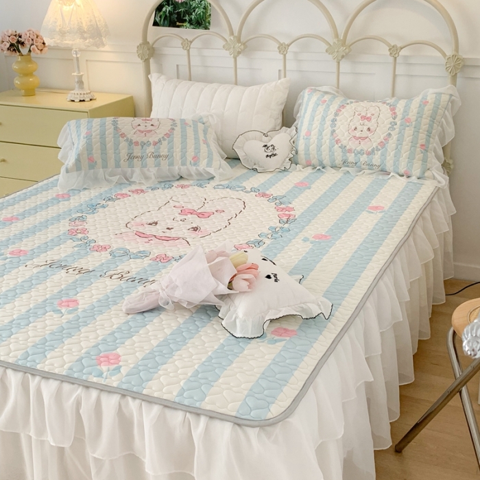 91家纺网 家纺一手货源 找家纺 昔可 2023新款第二批双层床裙乳胶三件套 可爱小清新风 蓝竖条萌萌兔