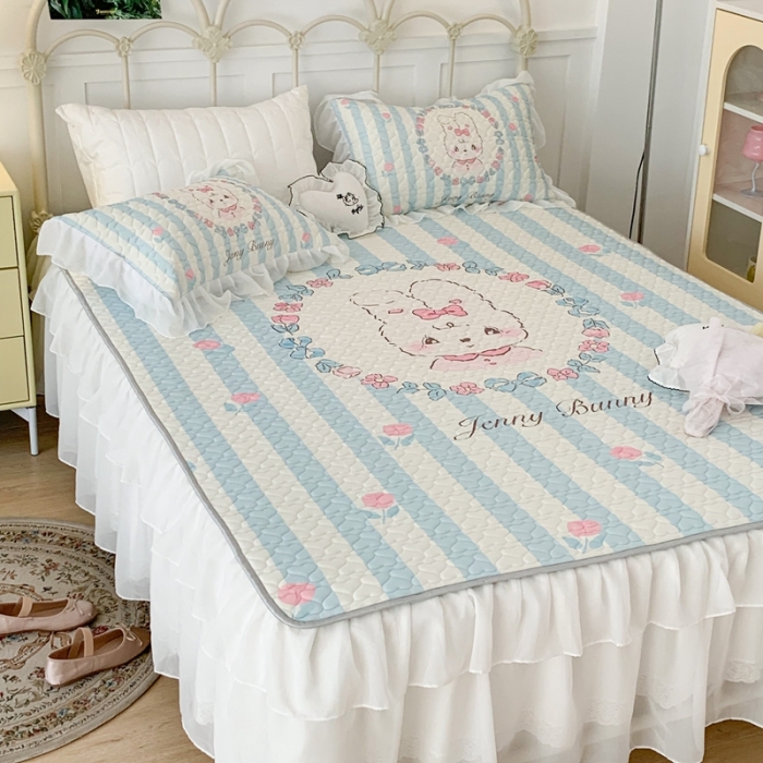 91家纺网 家纺一手货源 找家纺 昔可 2023新款第二批双层床裙乳胶三件套 可爱小清新风 蓝竖条萌萌兔