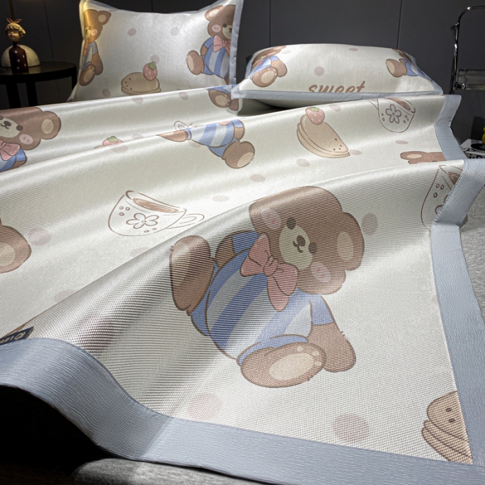 91家纺网 家纺一手货源 找家纺 安哆啦 A类数码印花冰丝藤席三件套 蛋糕小熊