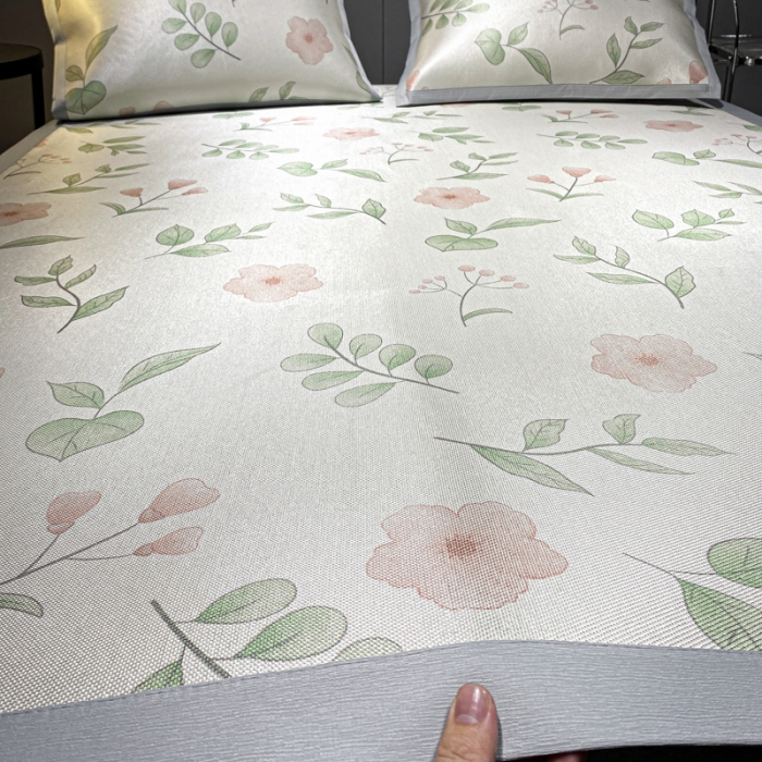 91家纺网 家纺一手货源 找家纺 安哆啦 A类数码印花冰丝藤席三件套 花丛间