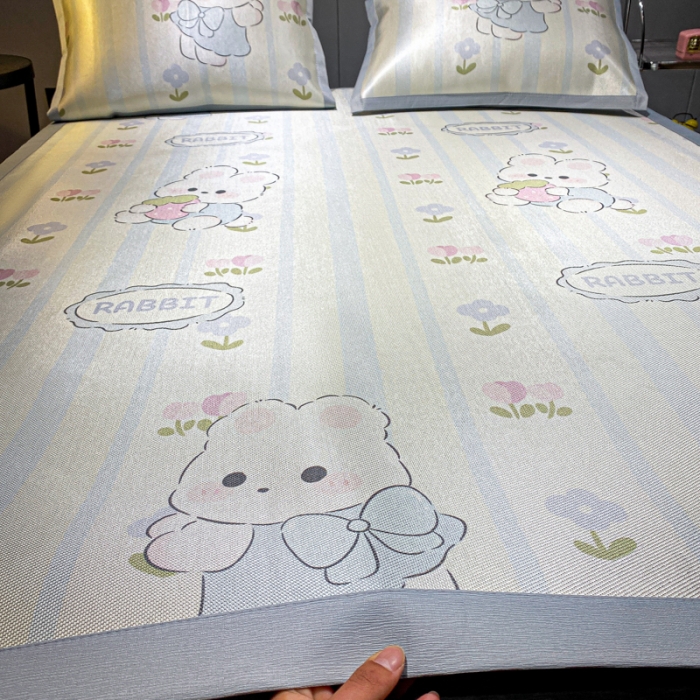 91家纺网 家纺一手货源 找家纺 安哆啦 A类数码印花冰丝藤席三件套 花中兔