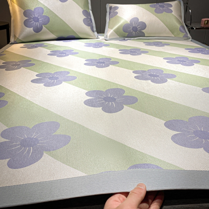 91家纺网 家纺一手货源 找家纺 安哆啦 A类数码印花冰丝藤席三件套 斜条小花