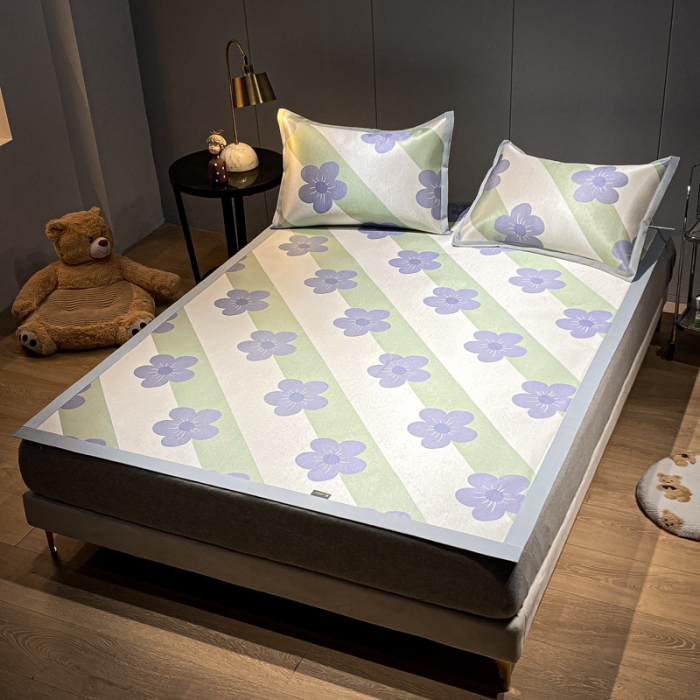 91家纺网 家纺一手货源 找家纺 安哆啦 A类数码印花冰丝藤席三件套 斜条小花