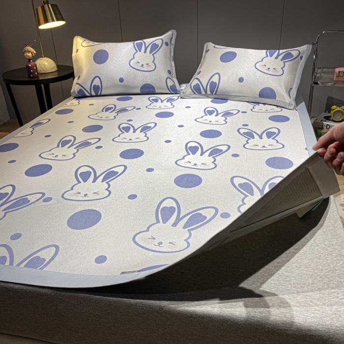 91家纺网 家纺一手货源 找家纺 安哆啦 A类数码印花冰丝藤席三件套 圆点兔兔