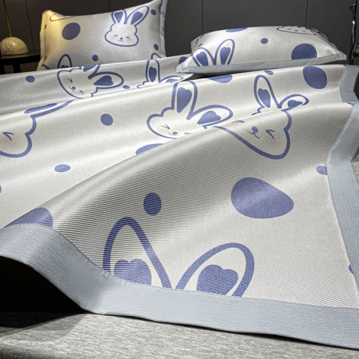 91家纺网 家纺一手货源 找家纺 安哆啦 A类数码印花冰丝藤席三件套 圆点兔兔