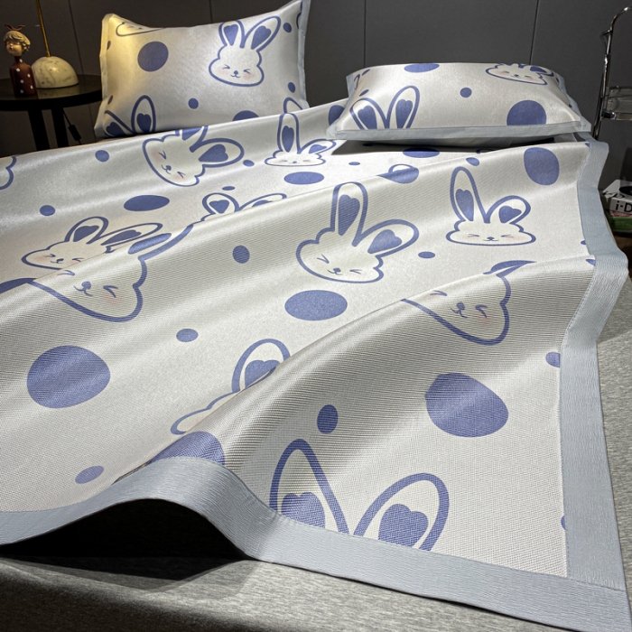 91家纺网 家纺一手货源 找家纺 安哆啦 A类数码印花冰丝藤席三件套 圆点兔兔