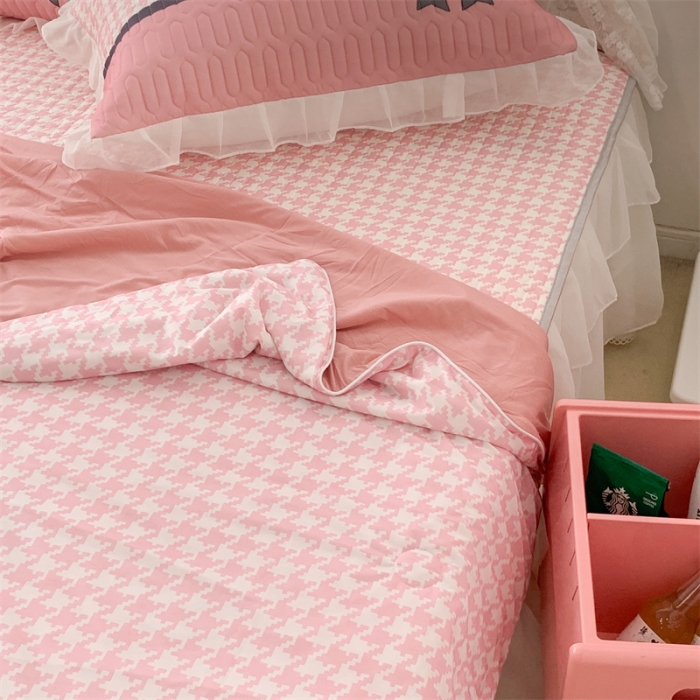 91家纺网 家纺一手货源 找家纺 昔可 大版数码印花凉感夏被 粉粉千鸟格