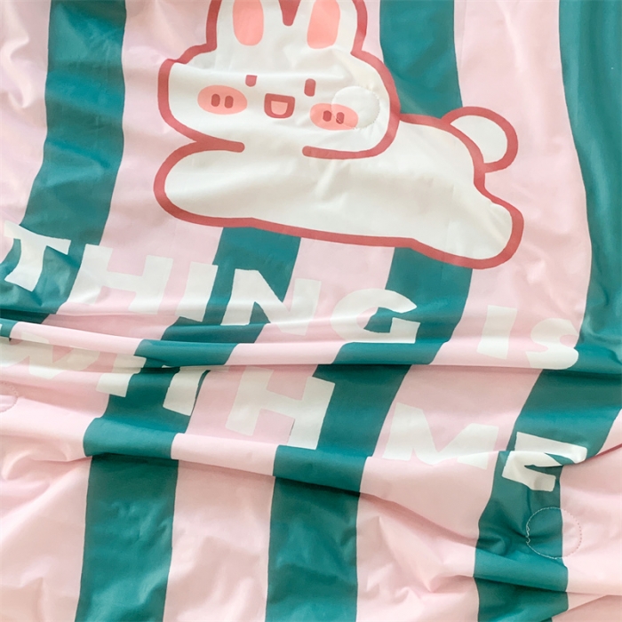 91家纺网 家纺一手货源 找家纺 昔可 大版数码印花凉感夏被 条纹兔