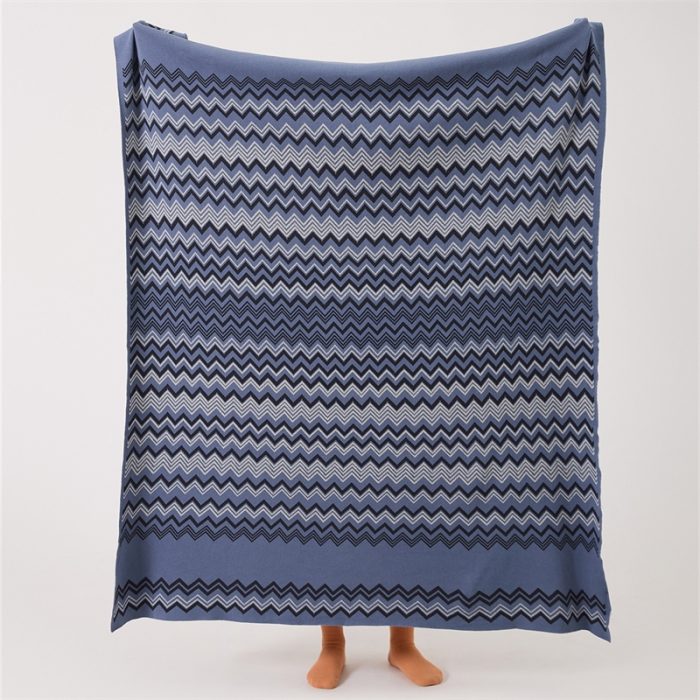 91家纺网 家纺一手货源 找家纺 暖绵绵 2025新款曲意抱枕毯 海蓝