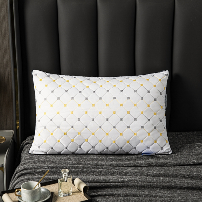 91家纺网 家纺一手货源 找家纺 拾光 2023新款 亲肤磨毛宽边绗绣枕芯满天星立体-中枕700克