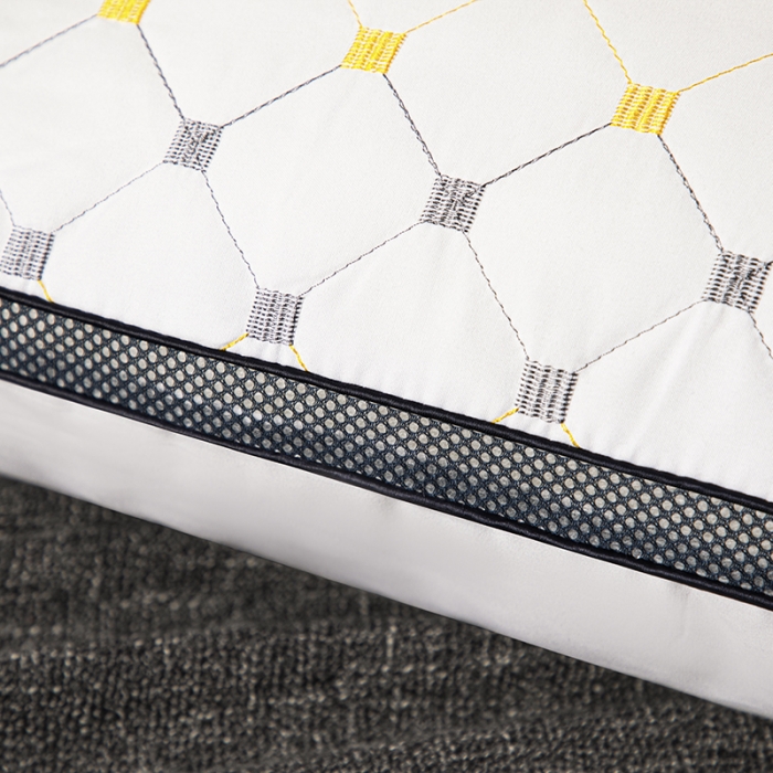 91家纺网 家纺一手货源 找家纺 拾光 2023新款 亲肤磨毛宽边绗绣枕芯满天星立体-中枕700克