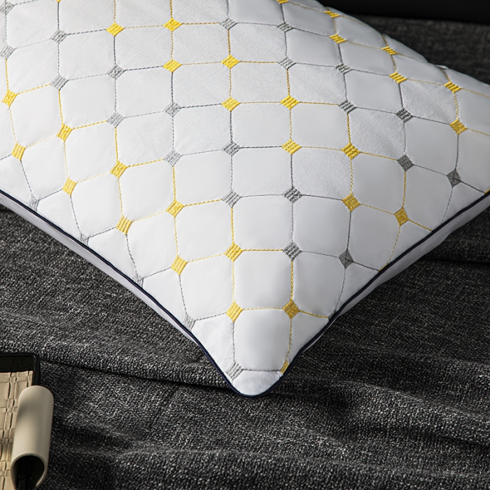 91家纺网 家纺一手货源 找家纺 拾光 2023新款 亲肤磨毛宽边绗绣枕芯满天星单边-低枕500克