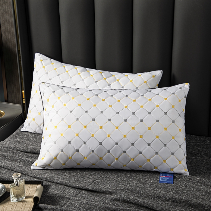 91家纺网 家纺一手货源 找家纺 拾光 2023新款 亲肤磨毛宽边绗绣枕芯满天星单边-中枕600克