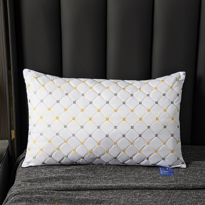 91家纺网 家纺一手货源 找家纺 拾光 2023新款 亲肤磨毛宽边绗绣枕芯满天星单边-中枕600克