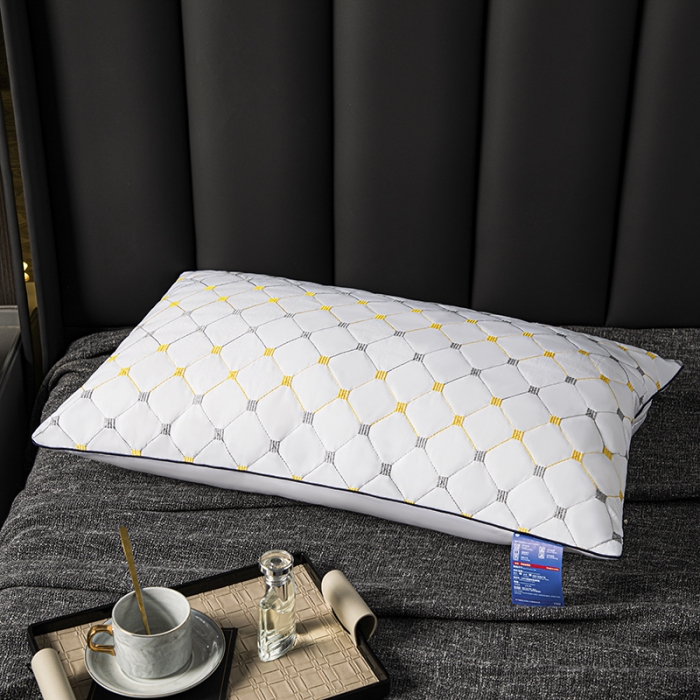 91家纺网 家纺一手货源 找家纺 拾光 2023新款 亲肤磨毛宽边绗绣枕芯满天星单边-中枕600克