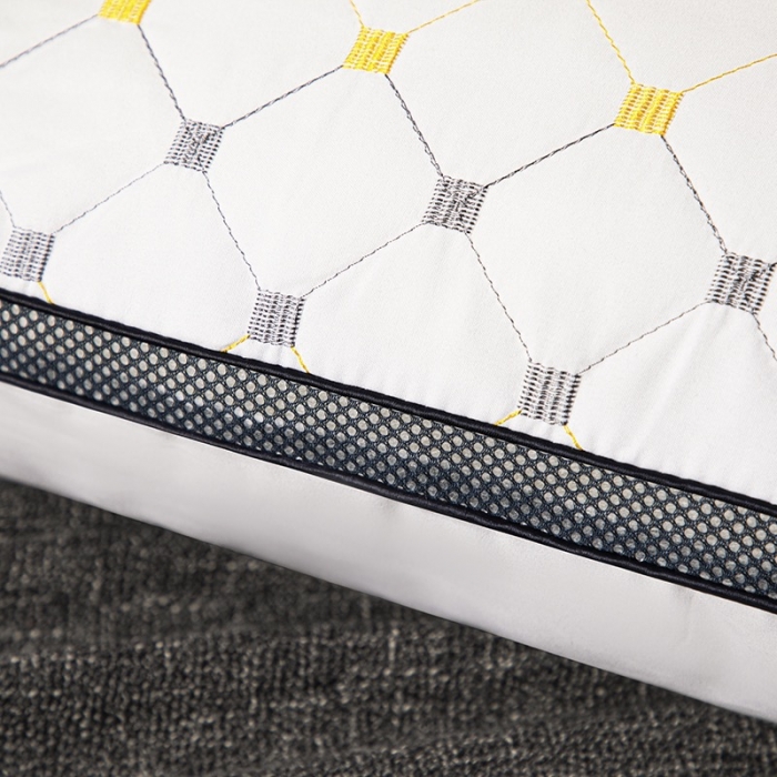 91家纺网 家纺一手货源 找家纺 拾光 2023新款 亲肤磨毛宽边绗绣枕芯满天星立体-高枕800克