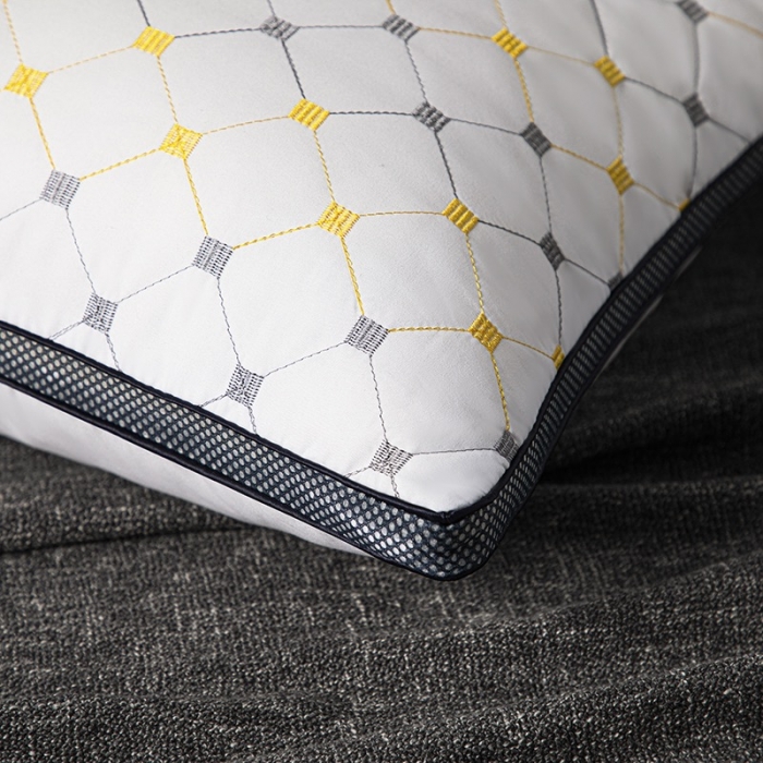 91家纺网 家纺一手货源 找家纺 拾光 2023新款 亲肤磨毛宽边绗绣枕芯满天星立体-高枕800克