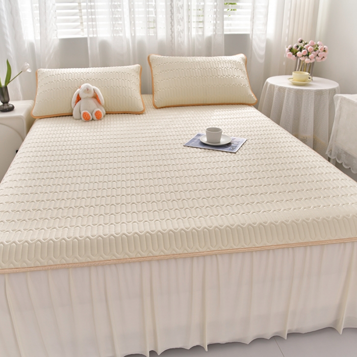 91家纺网 家纺一手货源 找家纺 诺梵家纺 2024新款0.5凉感丝乳胶凉席床裙款三件套 淡奶黄