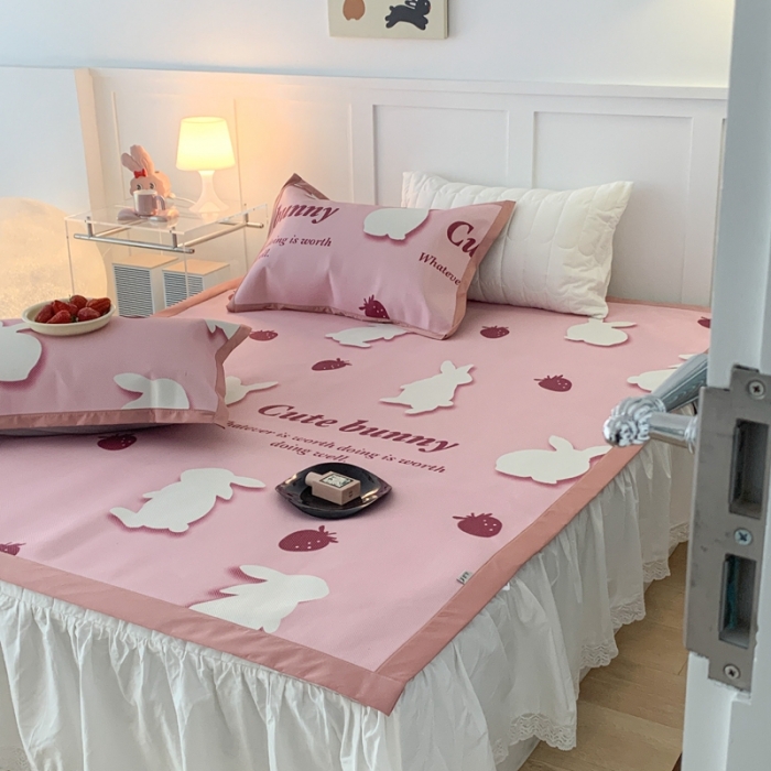 91家纺网 家纺一手货源 找家纺 昔可 2023新款高端数码冰藤席床席款凉席 草莓小兔